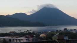 Tidore terlihat dari Ternate (foto: Kamaruddin Azis)