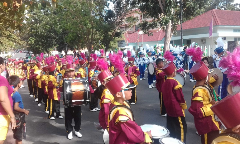 Meriahnya parade drumband di Sungailiat (foto Rustian)