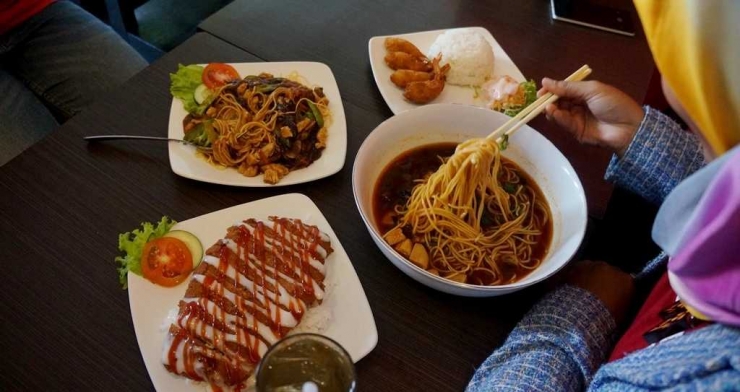 Menikmati Hidangan di Nagoya Resto (Dok.Pri)