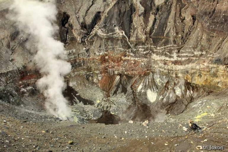 Asap fumarol dari dasar kaldera (dokpri)