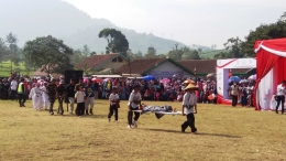 Sejumlah pelajar meramaikan pawai kemerdekaan pada upacara 17 Agustus 2017 di Kebun Teh Malabar Pangalengan Jawa Barat (Dokpri)