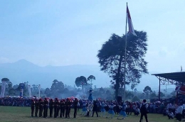 Drumband menyemarakkan upacara bendera di kebun teh Malabar Pengalengan (dokpri)