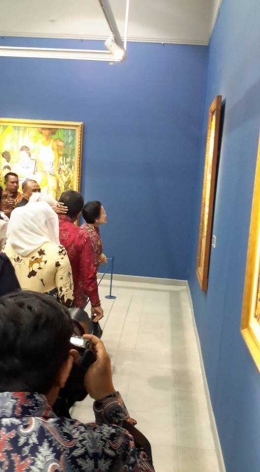 Megawati Soekarnoputri sedang memperhatikan sebuah lukisan (dok.Yvonne)