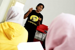 'Pria bertopi Kuning' sharing ilmu Sulih Suara. (Foto GANENDRA)