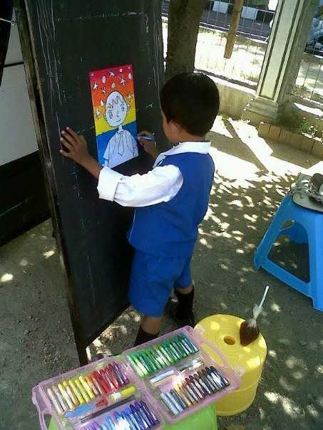Anak usia dini sedang mewarnai (dok. I.H.)