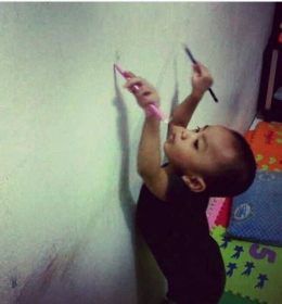 Bayi Dylan usia dua tahun bermain goresan pena di dinding rumah (dok.pribadi)