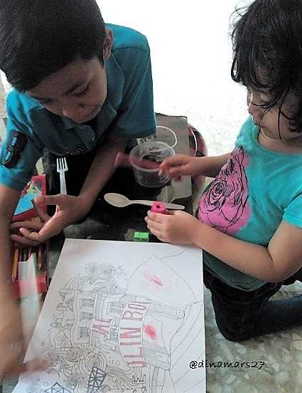 Ponakan-ponakan ikut merecoki kegiatan saya mewarnai buku motif dan ikut membubuhkan pinsil warna karena penasaran. (foto: dokpri)