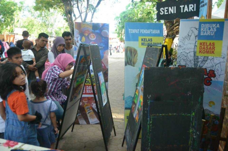 Seorang remaja putri sedang menggambar di alam terbuka (dok. I.H.)