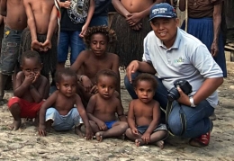 Saya bersama anak-anak Wamena di Desa Kurulu Distrik Jiwika tempat Mumi Jiwika disimpan (foto dindin)