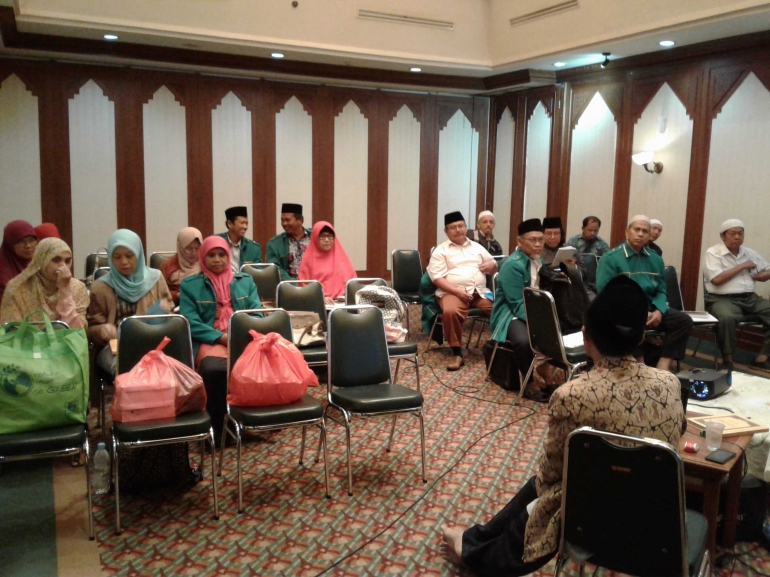 Peserta PKD LDNU masih mendengarkan Kajian Uml Qur'an yang disampaikan oleh DR KH Mashar MA, di Lantai 8 Gedung PBNU Jln Kramat Raya Jakarta Pusat (16 Agustus 2017),,Sebelum makan siang, foto dokumen pribadi