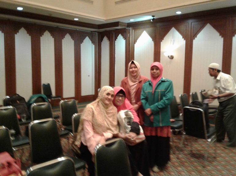 Ibu Dr Khusnul, Ibu Anifatul Hana, Ibu Ratnik, Ibu Erni Aryanti, barusan selesesai bagi-bagi makanam. Foto dokumen pribadi