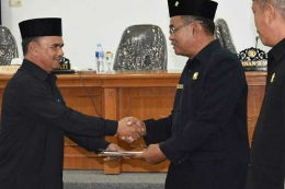 Wakil Bupati Bangka Rustamsyah serahkan nota keuangan kepaa Ktua DPRD (dok.Hms Bangka)
