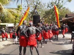 1) Kesenian tradisional "Gedruk" tampilan pemuda Desa Ngawu (Foto : Kompasianer)
