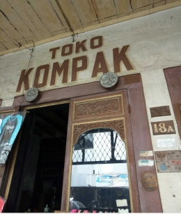 Deskripsi : Toko Kompak tempat dimana seorang mayor beretnis tiongkok diangkat VOC sebagai pengkoordinasi kegiatan di Passer Baroe I Sumber Foto : Andri M