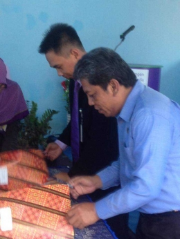 Direktur PDAM sedang menandatangani Mou dengan Bank Muamalat