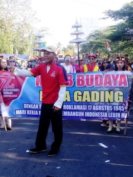 4) Rombongan peserta (bregada) Desa Gading yang di belakangnya banyak menampilkan patung-patung hewan di atas mobil (Foto : Kompasianer)