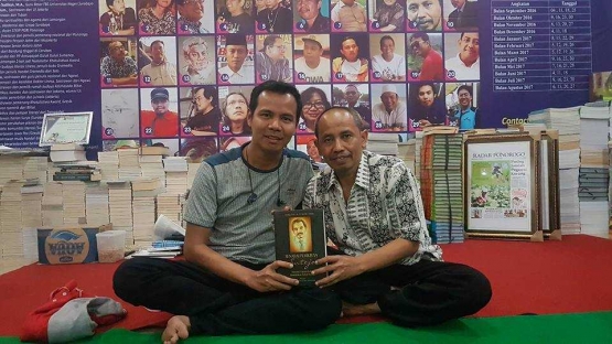 mas Isjet dan pak Tedjo kobarkan semangat literasi, foto mas Jet