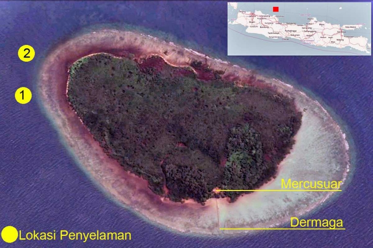 Citra udara pulau Biawak (google earth) dalam insert yang ditandai merah.