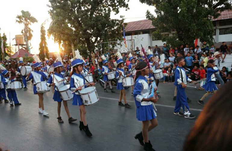 Aksi Drum Band lebih banyak ditampilkan oleh anak-anak Sekolah Dasar.