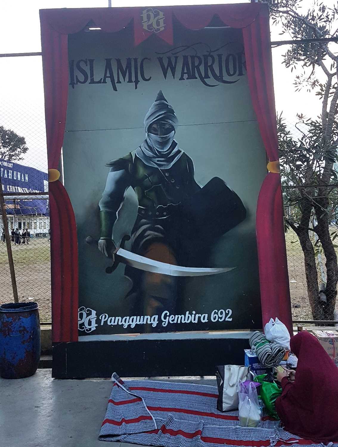 Poster Panggung Gembira seperti ini dipasang di banyak tempat, termasuk di depan gedung penerimaan tamu al Azhar. (@iskandarjet)