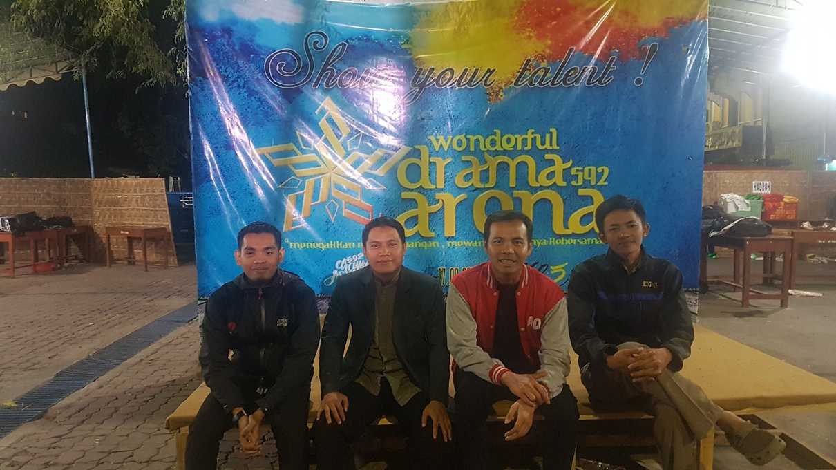Foto bareng guru dan alumni Gontor di belakang panggung DA 592. Dari kiri ke kanan: Imam, Wahid dan Zaki. (@iskandarjet)