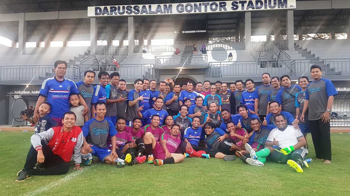 Pormada dan Alumni Porpig Foto bareng Pak Hasan usai pertandingan persahabatan. (@iskandarjet)