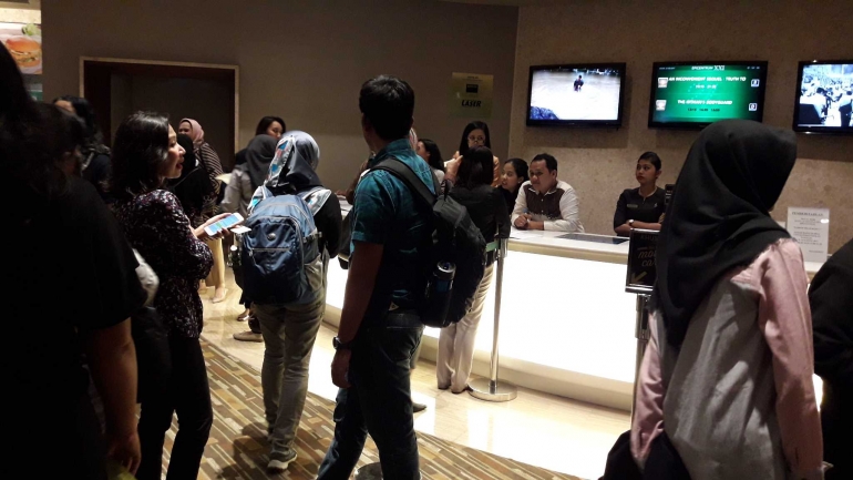 Epicentrum XXI dipenuhi para pecinta lingkungan yang menanti film di putar(dokpri)