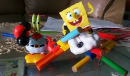 mainan dan connector pen aneka warna milik anak saya (dok.pribadi)