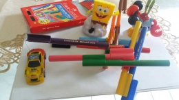 Connector Pens bisa menjadi sarana bermain dan belajar bagi anak-anak, dengan cara merangkainya menjadi bermacam bentuk menggunakan connector clips (dok.pribadi)