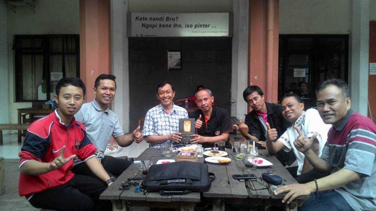 Foto: Suasana asik saat marung di coffee pustaka Malang.