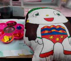 Mewarnai bantal juga seru (dokpri, pernah kuunggah di blog pribadi)