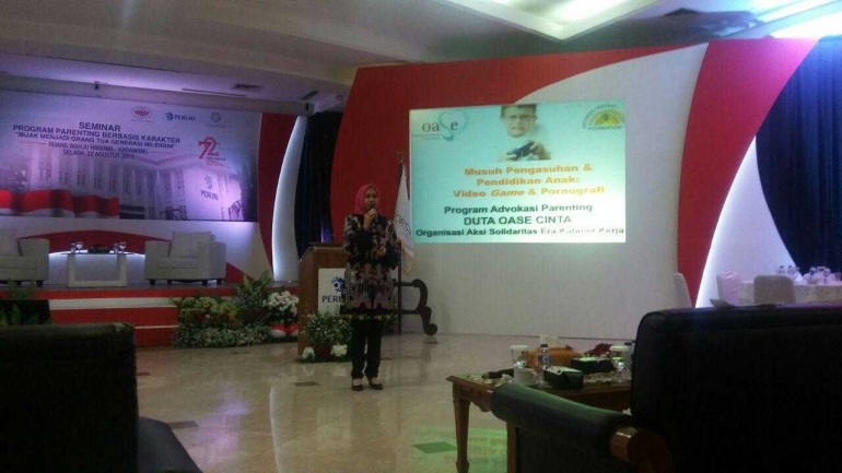 Ketua IIKK PT KIMA & Waka IIP Sulawesi -Ibu Aniek- sedang memaparkan materi (Dokumentasi Pribadi)