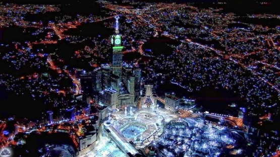 Zamzam Tower, yang disebut juga "The Mecca Clock Tower", terlihat menjulang sehingga pada malam hari pun jelas terlihat [Sumber gambar: www.islamicfinder.info]