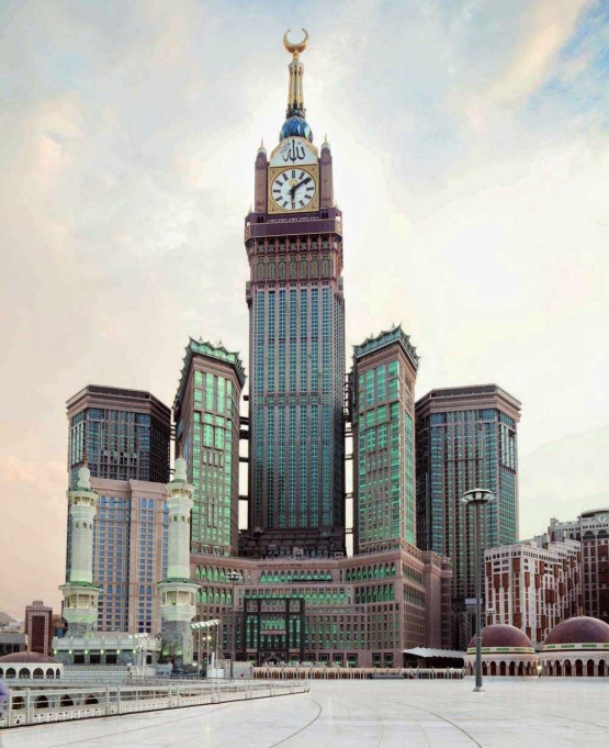 Zamzam Tower di kompleks Abraj Al Bait tempat Mall Abraj dan hotel-hotel berbintang 5. Karena tinggi, bisa dijadikan 'patokan arah'. [Sumber gambar: alshaumroh.com]