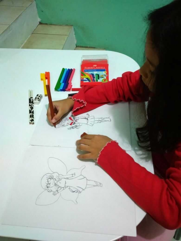 Keponakanku, Kiara, pandai menggambar dan mewarnai (dokpri)