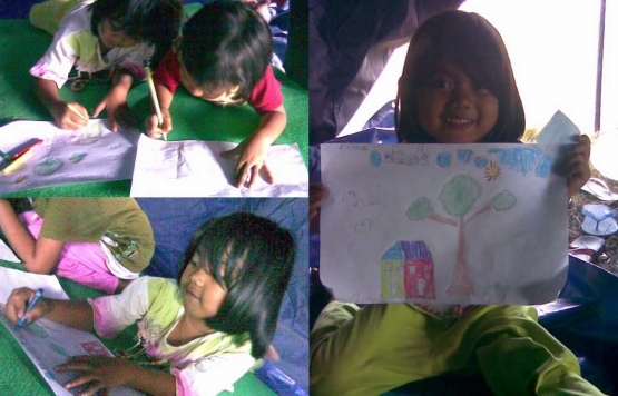 Menggambar bersama anak pengungsi korban letusan Gunung Merapi pada 2010 (dok. pri).
