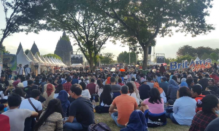 Ribuan penonton setia menunggu pertunjukkan Prambanan Jazz 2017 yang terlambat berjam-jam (dok. pri).