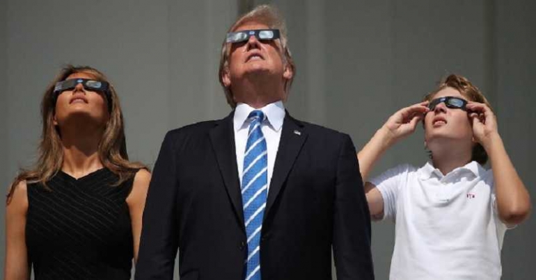 Trump bersama keluarganya melihat fenomena gerhana matahari melalui balkon gedung putih. Source: Okezone Techno