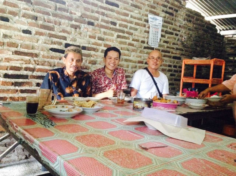 Foto: Marung bersama suhu literasi, di warung Mbok Nem Tonatan Ponorogo.