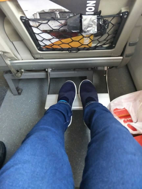 kaki saya yang kependekan tidak pas untuk injakan kaki di kereta (dokpri)