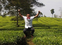 Bahagia di kebun teh milik orang (pict:@AlJohan)