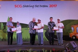 SCG memberikan 400 beasiswa kepada siswa Jakarta, Bogor, Cileungsi, Karawang, Tangerang Selatan, Sukabumi, dan Bayah. (sumber: sindonews.com