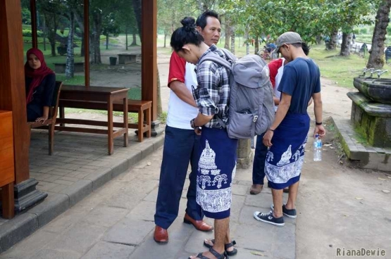 Petugas membantu para pengunjung mengenakan kain borobudur dengan benar (Dok.Pri)