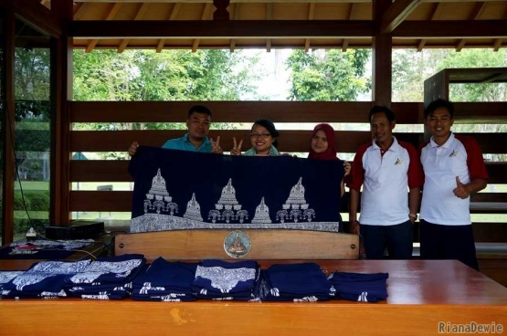 Kain Batik Motif Candi Borobudur. Ki-ka: Bpk Agus, Saya dan tiga petugas lainnya (Dok.Pri)