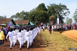 pasukan pengibar bendera meninggalkan lapangan upacara/ dethazyo