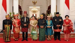 Sumber gambar: para tokoh pemimpin Indonesia melakukan foto bersama di istana negara pada upacara peringatan HUT ke-72 RI. | nasional.republika.co.id