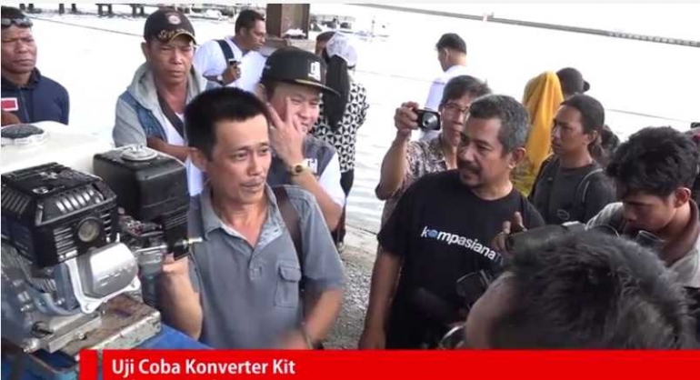 Isson Khairul (berkaus Kompasiana) sedang mewawancarai Amin Suwarno di Tempat Pelelangan Ikan (TPI) Paotere, Makassar, Sulawesi Selatan. Ini bagian dari program Kemenko Maritim untuk menyosialisasikan konversi BBM ke BBG, kepada para nelayan setempat. Selain itu, juga rencana membangun cold storage untuk penyimpanan ikan di sana. Foto: koleksi isson khairul