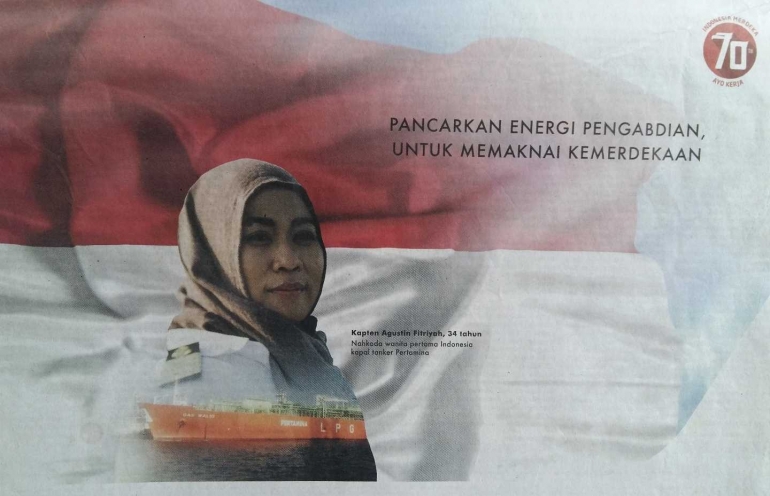 Kapten Agustin Nurul Fitriyah, kini 35 tahun. Ia satu-satunya komandan perempuan di kapal tanker Pertamina, mendistribusikan energi dengan menjelajahi samudera. Kapten Agustin resmi menjadi nakhoda pada tahun 2013. Tiap 7-9 bulan, ia harus bertugas di kapal berbeda. Ia ditampilkan Pertamina dalam iklan Pertamina menyambut Kemerdekaan Republik Indonesia ke-70. Foto: direpro isson khairul dari Harian Kompas edisi Minggu (16/08/2015) halaman 16
