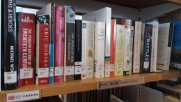 Koleksi buku Sejarah Perpustakaan Umum Kaohsiung, Taiwan (koleksi pribadi)