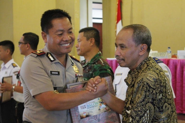 Sutejo, salah satu pemateri saat menerima souvenir dari panitia.